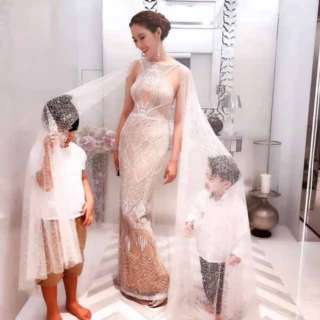香港女星嫁豪門成千億媳婦,現身慈善晚會捐五百萬,仍少女味十足