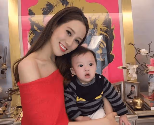 香港女星嫁豪門成千億媳婦,現身慈善晚會捐五百萬,仍少女味十足