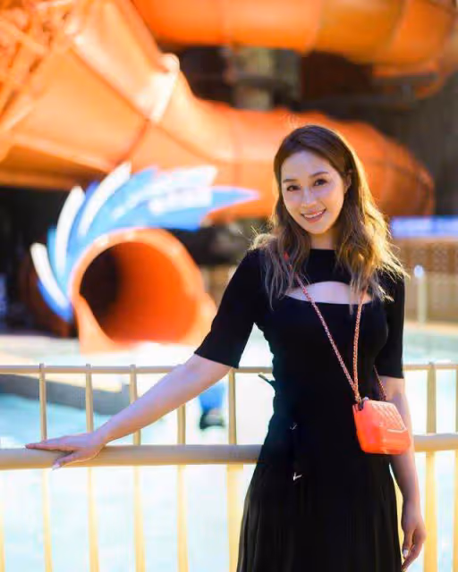 香港女星嫁豪門成千億媳婦,現身慈善晚會捐五百萬,仍少女味十足