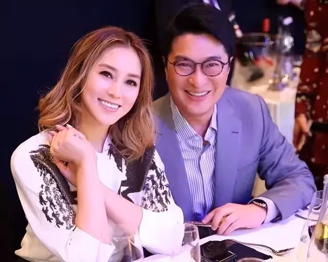 香港女星嫁豪門成千億媳婦,現身慈善晚會捐五百萬,仍少女味十足