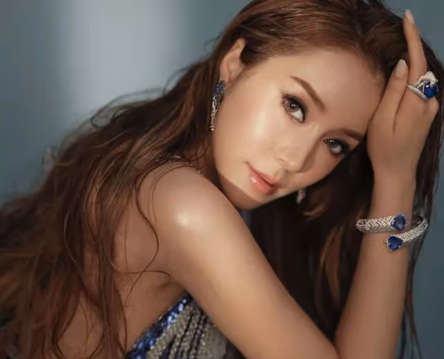 香港女星嫁豪門成千億媳婦,現身慈善晚會捐五百萬,仍少女味十足