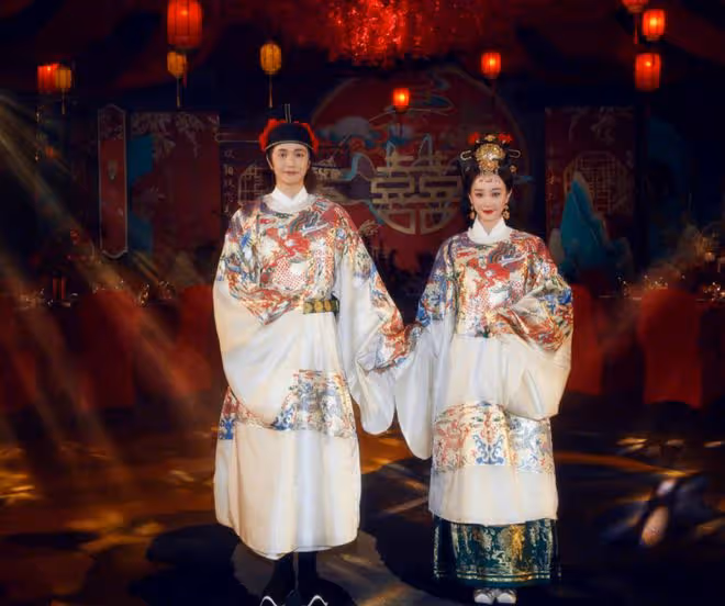 張檬帶韓國老公回老家,高級酒店大擺回門宴,穿中式禮服很隆重