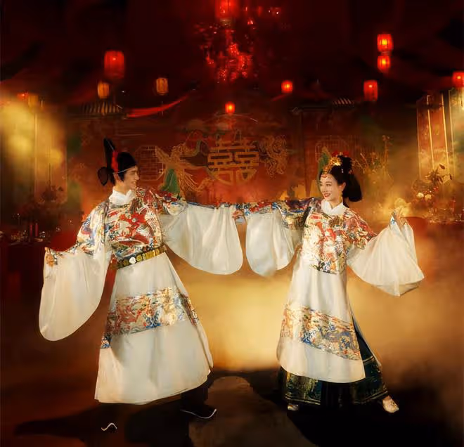 張檬帶韓國老公回老家,高級酒店大擺回門宴,穿中式禮服很隆重