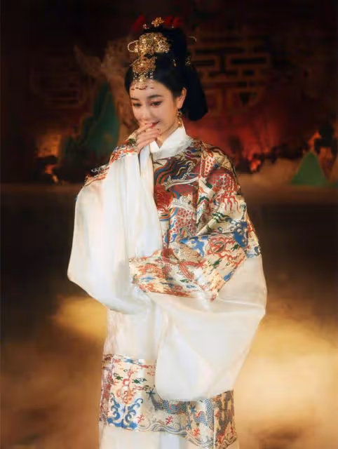 張檬帶韓國老公回老家,高級酒店大擺回門宴,穿中式禮服很隆重