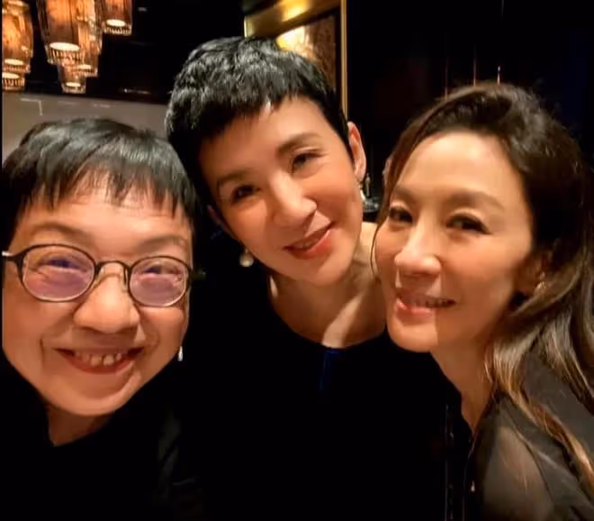 楊紫瓊:香港宴請好友,帶小金人炫耀,林青霞富態周潤發滿頭白髮