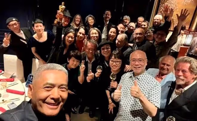 楊紫瓊:香港宴請好友,帶小金人炫耀,林青霞富態周潤發滿頭白髮