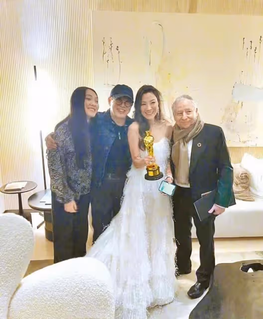 楊紫瓊:香港宴請好友,帶小金人炫耀,林青霞富態周潤發滿頭白髮