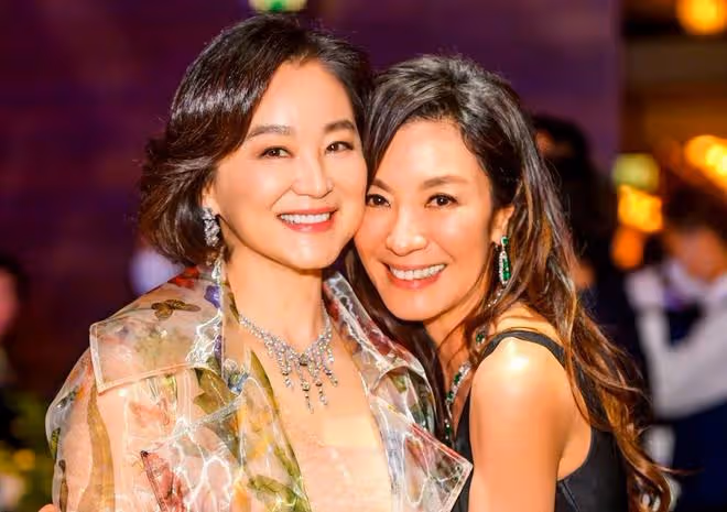 楊紫瓊:香港宴請好友,帶小金人炫耀,林青霞富態周潤發滿頭白髮