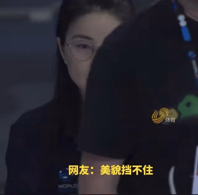 郭晶晶觀戰跳水世界盃，戴眼鏡美出新高度，撞臉高啟蘭氣質出眾