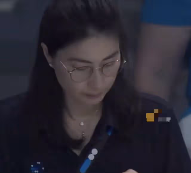 郭晶晶觀戰跳水世界盃，戴眼鏡美出新高度，撞臉高啟蘭氣質出眾
