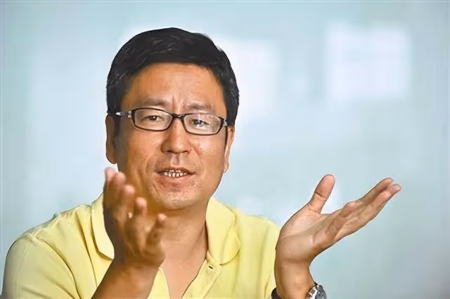 55歲白岩松近照曝光:頭髮花白滿臉皺紋,像70多歲的大爺好心酸