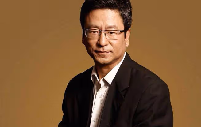 55歲白岩松近照曝光:頭髮花白滿臉皺紋,像70多歲的大爺好心酸
