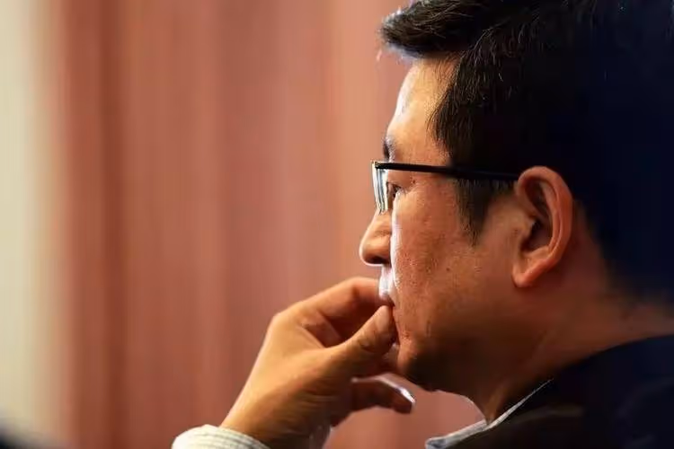 55歲白岩松近照曝光:頭髮花白滿臉皺紋,像70多歲的大爺好心酸