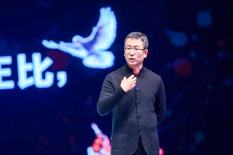 55歲白岩松近照曝光:頭髮花白滿臉皺紋,像70多歲的大爺好心酸