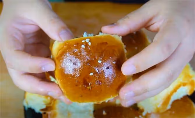 麵包還是老式做法香,教你在家做蜂蜜脆底餐包,脆甜鬆軟簡單美味