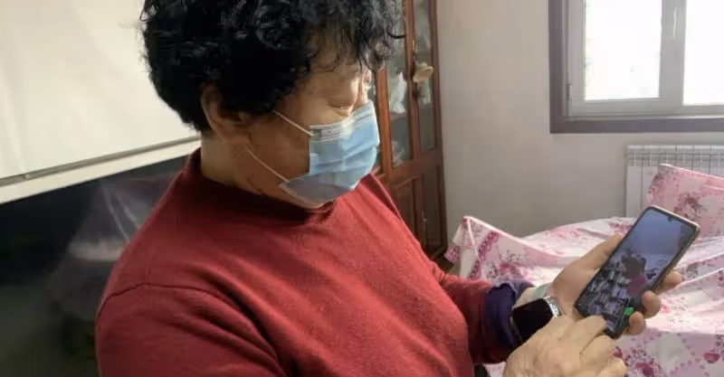 晚年找女兒養老，女婿對我百般照顧，偷聽到他的要求後，無奈搬走