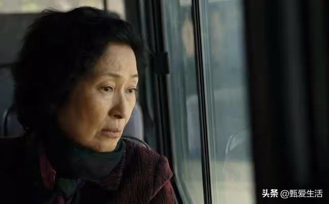 晚年找女兒養老,女婿對我百般照顧,偷聽到他的要求後,無奈搬走