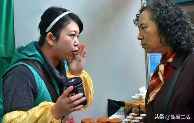 晚年找女兒養老,女婿對我百般照顧,偷聽到他的要求後,無奈搬走