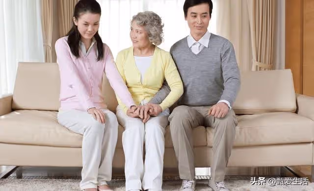 兒媳要求公婆年後搬小叔子家養老,婆婆卻拿出帳本:算清了我再走