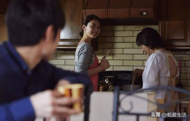 兒媳要求公婆年後搬小叔子家養老,婆婆卻拿出帳本:算清了我再走