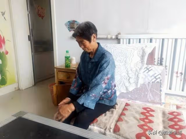 兒媳要求公婆年後搬小叔子家養老,婆婆卻拿出帳本:算清了我再走
