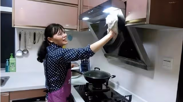 母親幫我帶孩子丟了金項鍊,打開婆婆衣櫃,母親回了老家