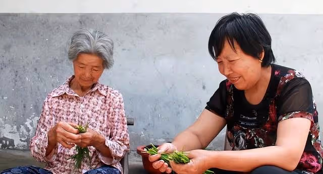 母親幫我帶孩子丟了金項鍊,打開婆婆衣櫃,母親回了老家