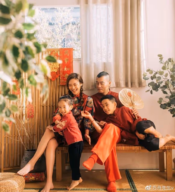 Jasper當校園導員拍宣傳片,中英文切換自如,自信可愛氣質像陳小春
