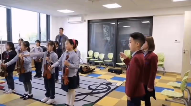 Jasper當校園導員拍宣傳片,中英文切換自如,自信可愛氣質像陳小春