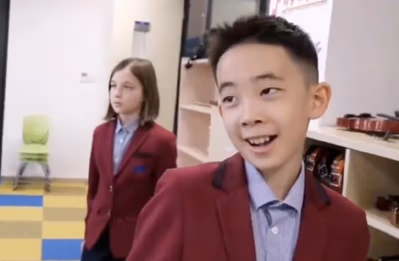 Jasper當校園導員拍宣傳片,中英文切換自如,自信可愛氣質像陳小春