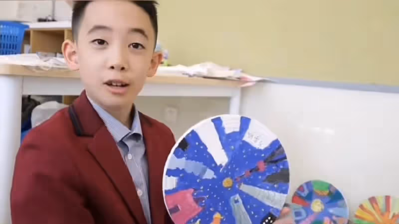 Jasper當校園導員拍宣傳片,中英文切換自如,自信可愛氣質像陳小春