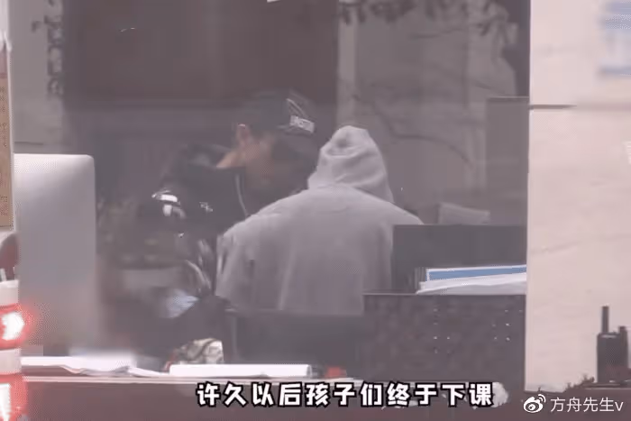 Jasper當校園導員拍宣傳片,中英文切換自如,自信可愛氣質像陳小春