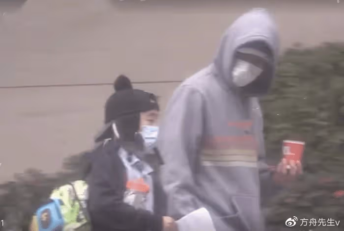 Jasper當校園導員拍宣傳片,中英文切換自如,自信可愛氣質像陳小春