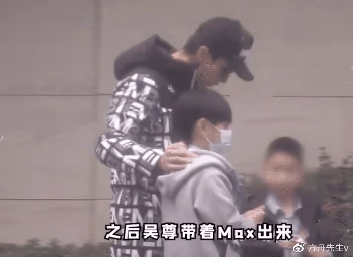 Jasper當校園導員拍宣傳片,中英文切換自如,自信可愛氣質像陳小春