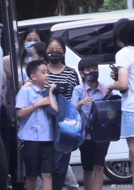Jasper當校園導員拍宣傳片,中英文切換自如,自信可愛氣質像陳小春