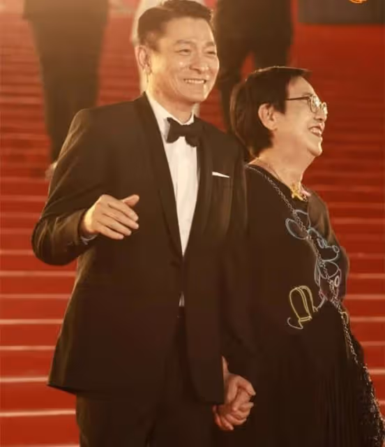 金像獎紅毯來了!鄭秀文露背被梁詠琪偷瞄,劉德華十指緊扣女導演