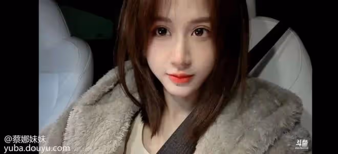 直播洗澡?女主播電視反光,遭水友們一覽無遺,超管及時關進小黑屋!