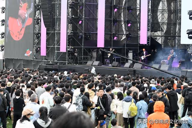 朴樹李榮浩鹽城演出遭妖風大雨，淋雨粉絲喊「退票」