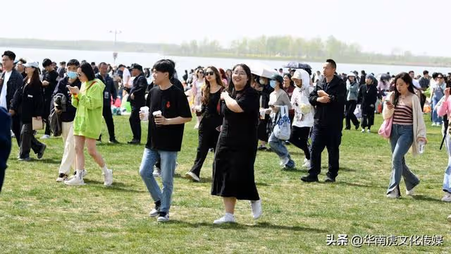朴樹李榮浩鹽城演出遭妖風大雨，淋雨粉絲喊「退票」