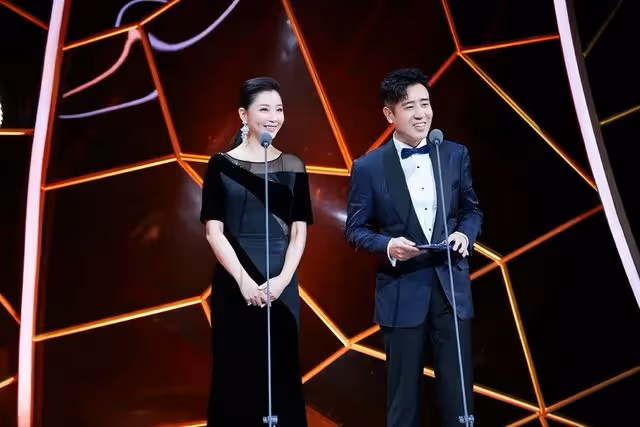 私生粉曝叔圈頂流潛規則女演員,一天換一個,妻子為金錢選擇忍讓