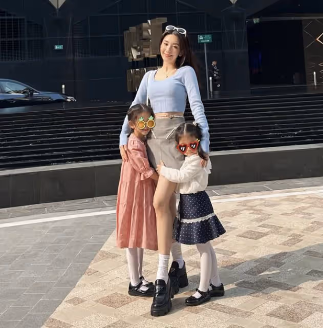 方媛曬全家福為4歲小女兒慶生，57歲郭富城太年輕，倆女兒顏值高