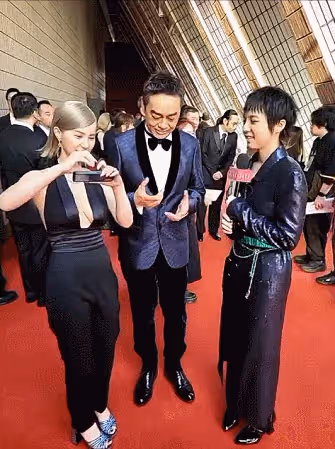 金像獎紅毯：周秀娜性感十足，鄭秀文真空露背，莫文蔚展示美腿