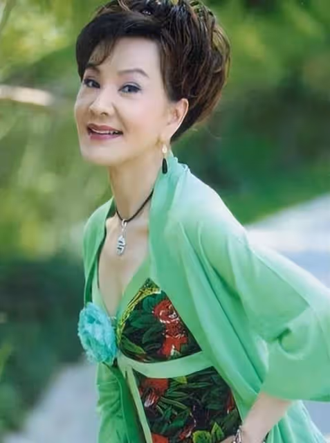 歌手出道演戲爆紅！卻被騙婚12年「40歲遇真愛再嫁」66歲又痛失獨子　今「73歲看淡人生」樂享晚年