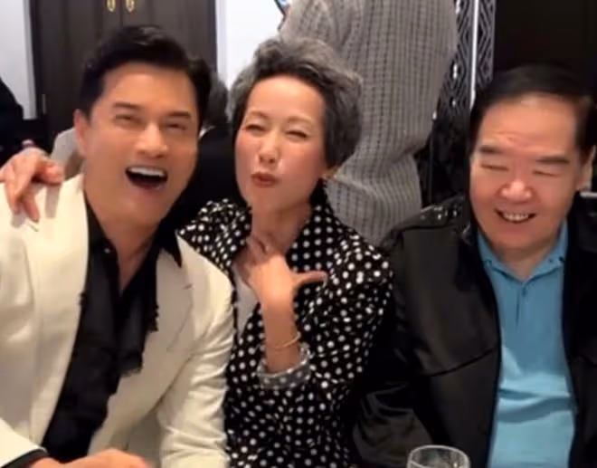 呂良偉聚會興奮親吻葉童！富婆妻子不介意，還與「許仙」貼面合影