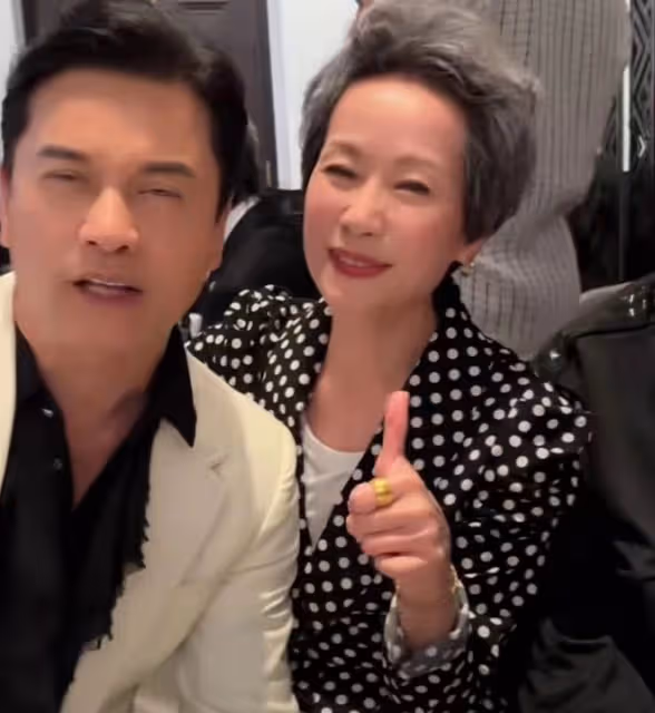 呂良偉聚會興奮親吻葉童！富婆妻子不介意，還與「許仙」貼面合影
