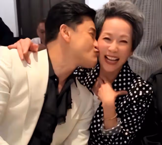 呂良偉聚會興奮親吻葉童！富婆妻子不介意，還與「許仙」貼面合影