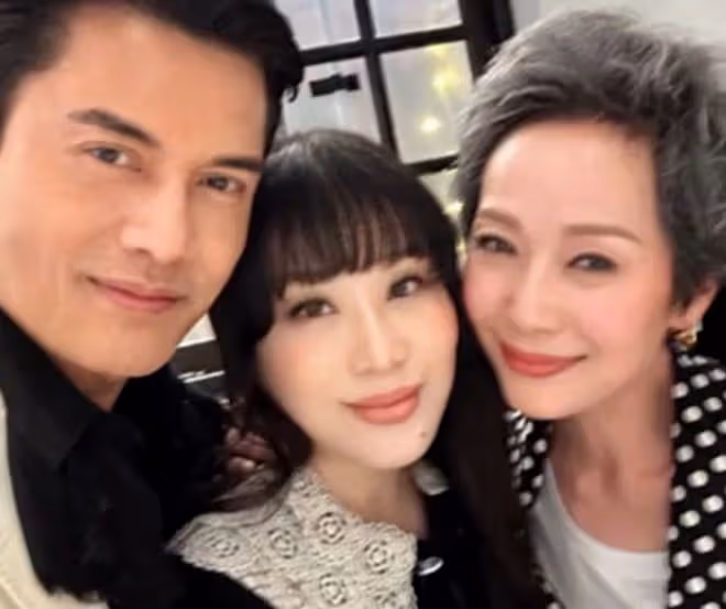 呂良偉聚會興奮親吻葉童！富婆妻子不介意，還與「許仙」貼面合影