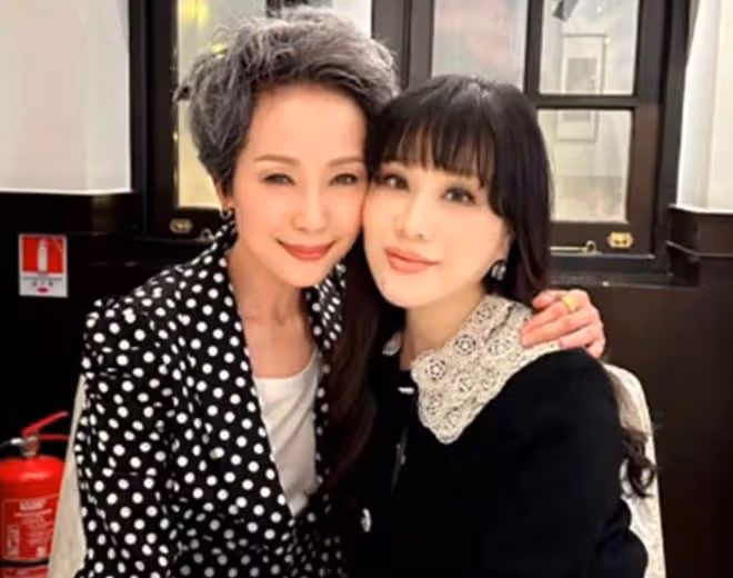 呂良偉聚會興奮親吻葉童!富婆妻子不介意,還與「許仙」貼面合影