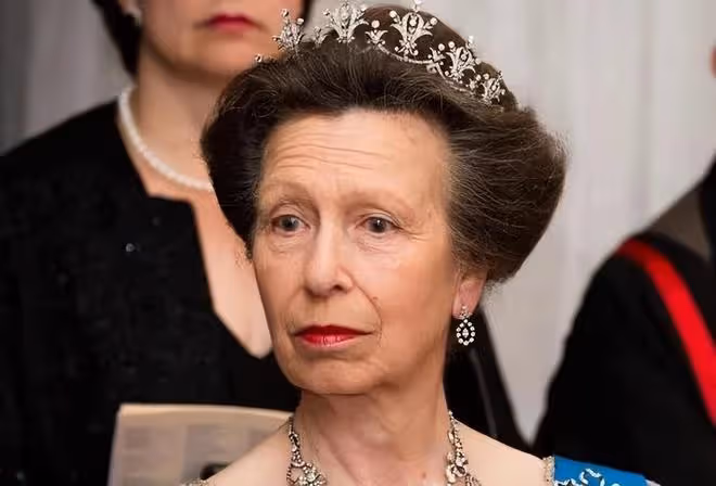 卡米拉欲滿足虛榮心，禁止女眷佩戴王冠，卻在安妮公主那碰了釘子