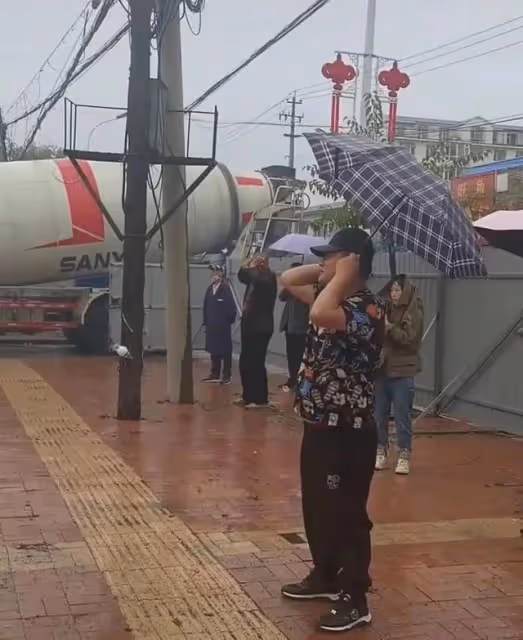 謝廣坤回老家占農民地蓋豪宅，雙手放身後滿臉囂張，態度惹眾怒！